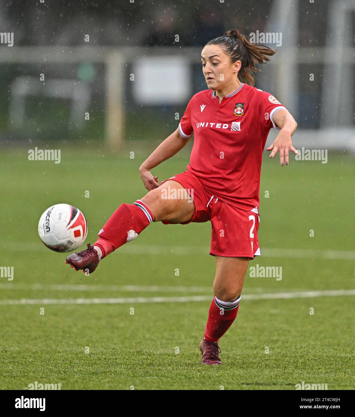 Rhosymedre, Wrexham County Borough, Wales. Oktober 2023. Wrexham's Phoebe Davies gibt den Ball während des Wrexham Association Football Club Women V The New Saints of Oswestry Town & Llansantffraid Football Club/The New Saints Women im Y Stadiwm Roc/The Rock Stadium im Genero Adran Premier. (Kreditbild: ©Cody Froggatt/Alamy Live News) Stockfoto