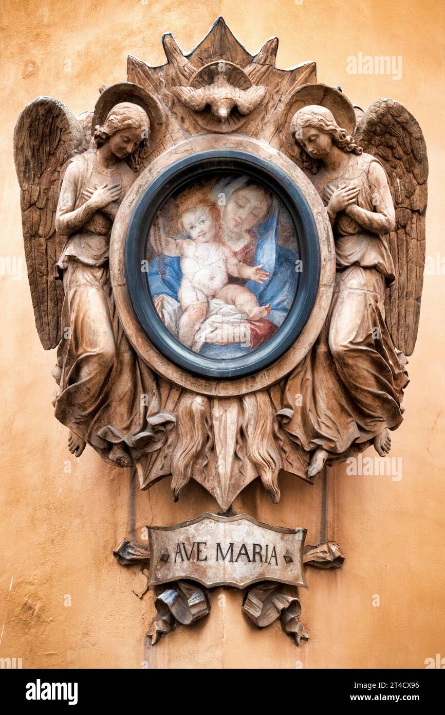 Aedicula mit der Madonna und dem Kind in der Via dell'Umiltà, Rom, Italien Stockfoto