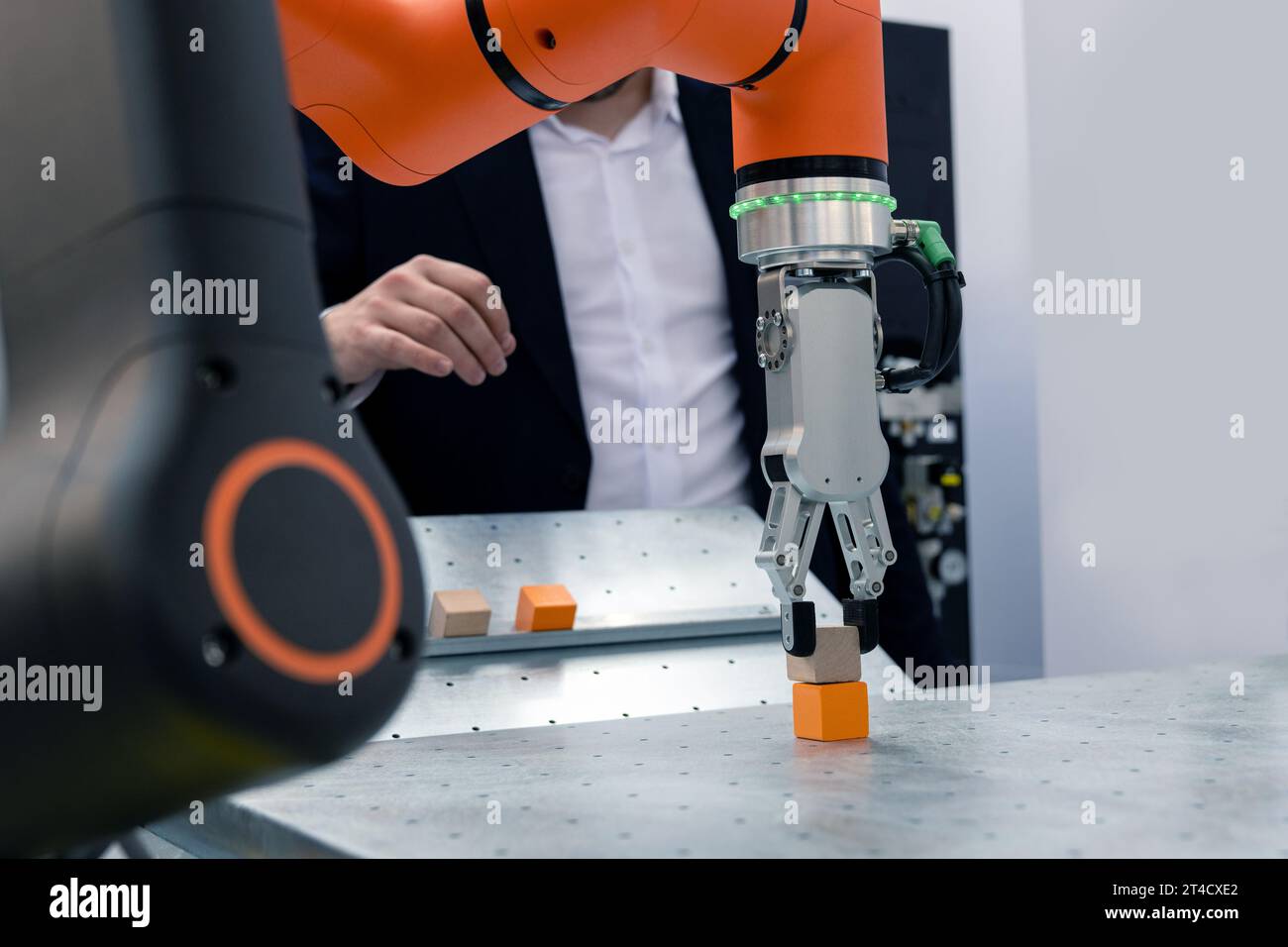 Moderner Handlingroboter – Roboterarm. Intelligente Fabrik. Stockfoto