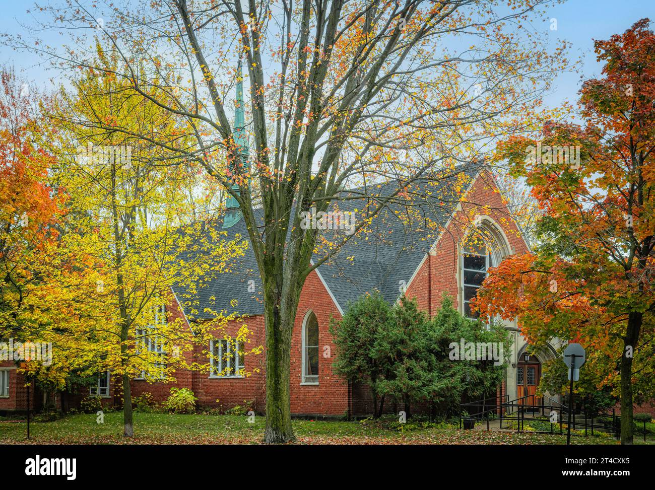 Kirche im Herbst - verschiedene Stockfoto