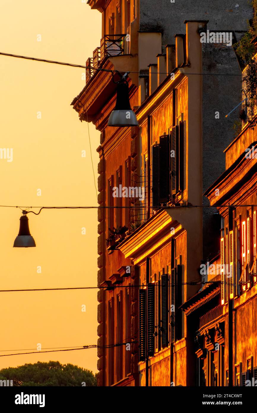 Typische Wohnanlagen im Stadtzentrum von Rom bei Sonnenuntergang, Rom Italien Stockfoto