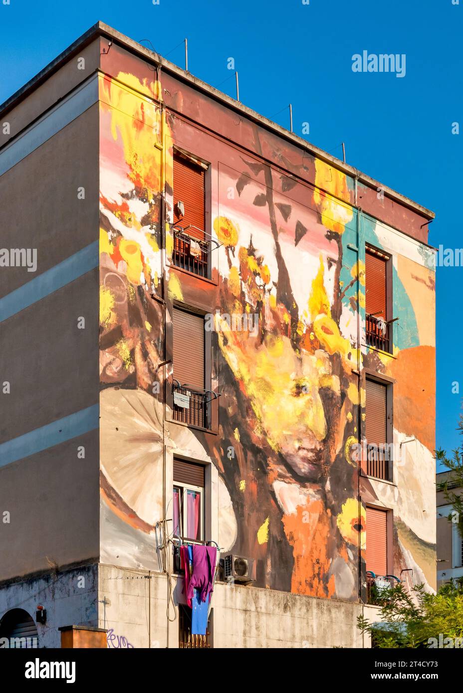 „Supernova“-Wandgemälde des Straßenkünstlers Jerico im Viertel Garbatella, Rom, Italien Stockfoto