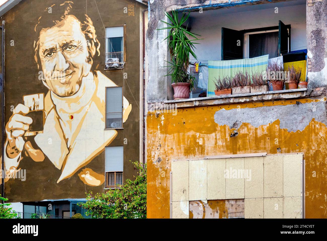 Das Wandbild, das Alberto Sordi vom Straßenkünstler Lucamaleonte in der Via Ignazio Persico, Rom, Italien gewidmet ist Stockfoto