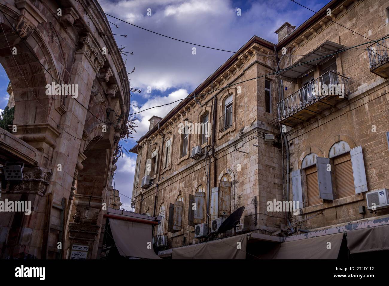 Die alten historischen Gebäude auf der Straße des christlichen Viertels in der Jerusalemer Altstadt in Israel. Stockfoto