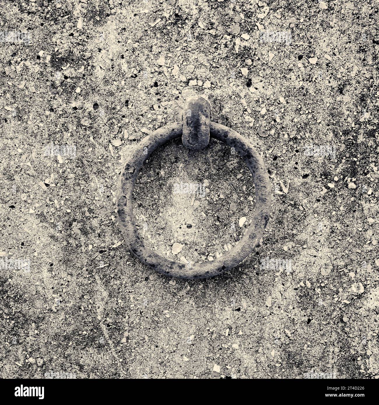Rostiger Metallring an der Betonwand befestigt Stockfoto