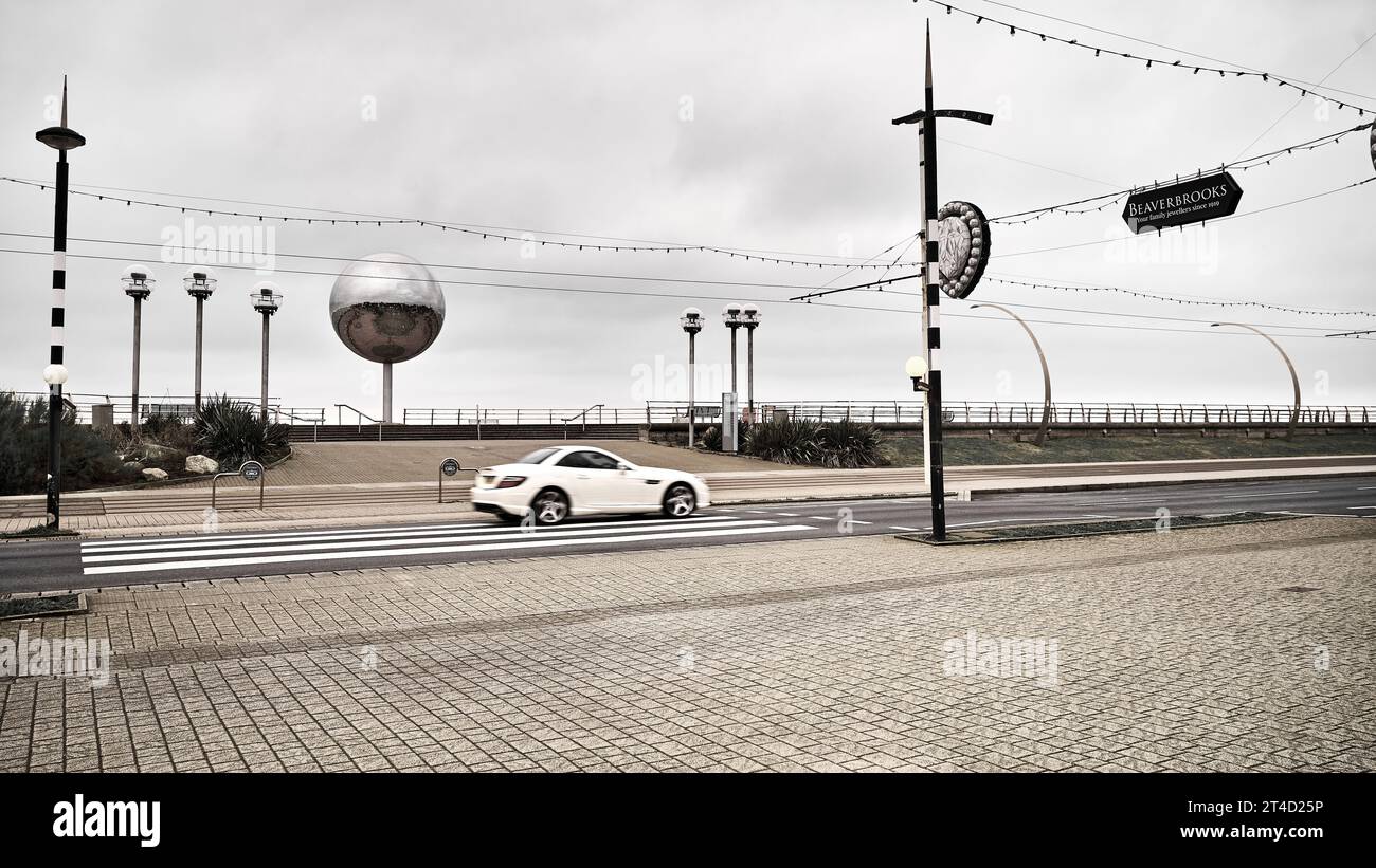 Monochromatische Zebraüberquerung auf der South Promenade, Blackpool, UK Stockfoto