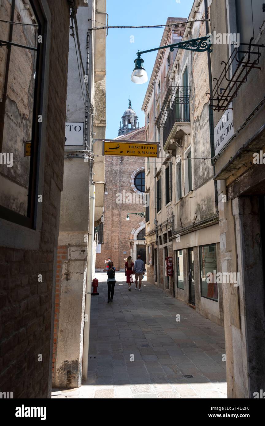 Touristen kaufen und stöbern in einer engen Fußgängerzone von erstklassigen Einzelhändlern, C.S.Gregorio, in Venedig in der venezianischen Region im Norden Stockfoto