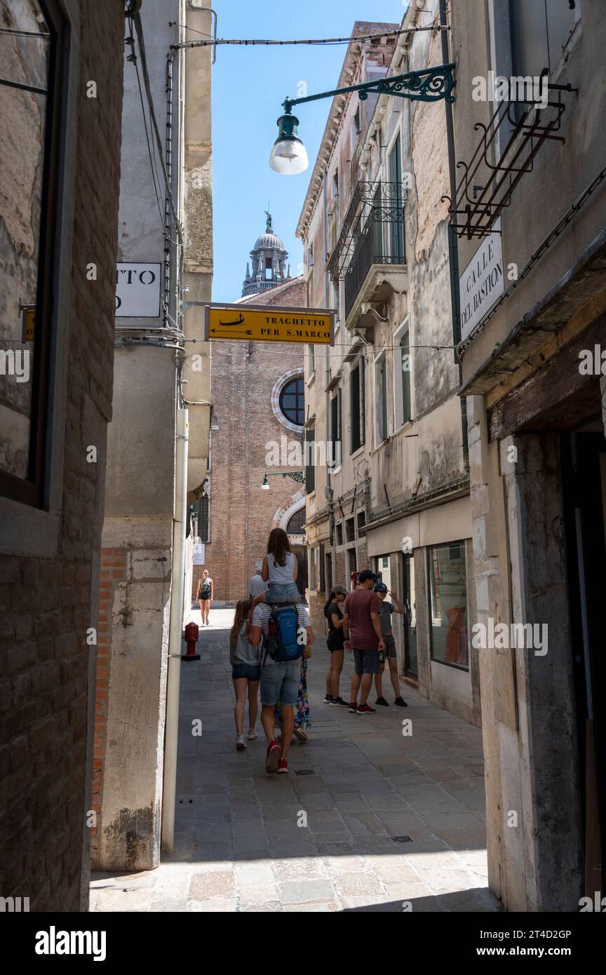 Touristen kaufen und stöbern in einer engen Fußgängerzone von erstklassigen Einzelhändlern, C.S.Gregorio, in Venedig in der venezianischen Region im Norden Stockfoto