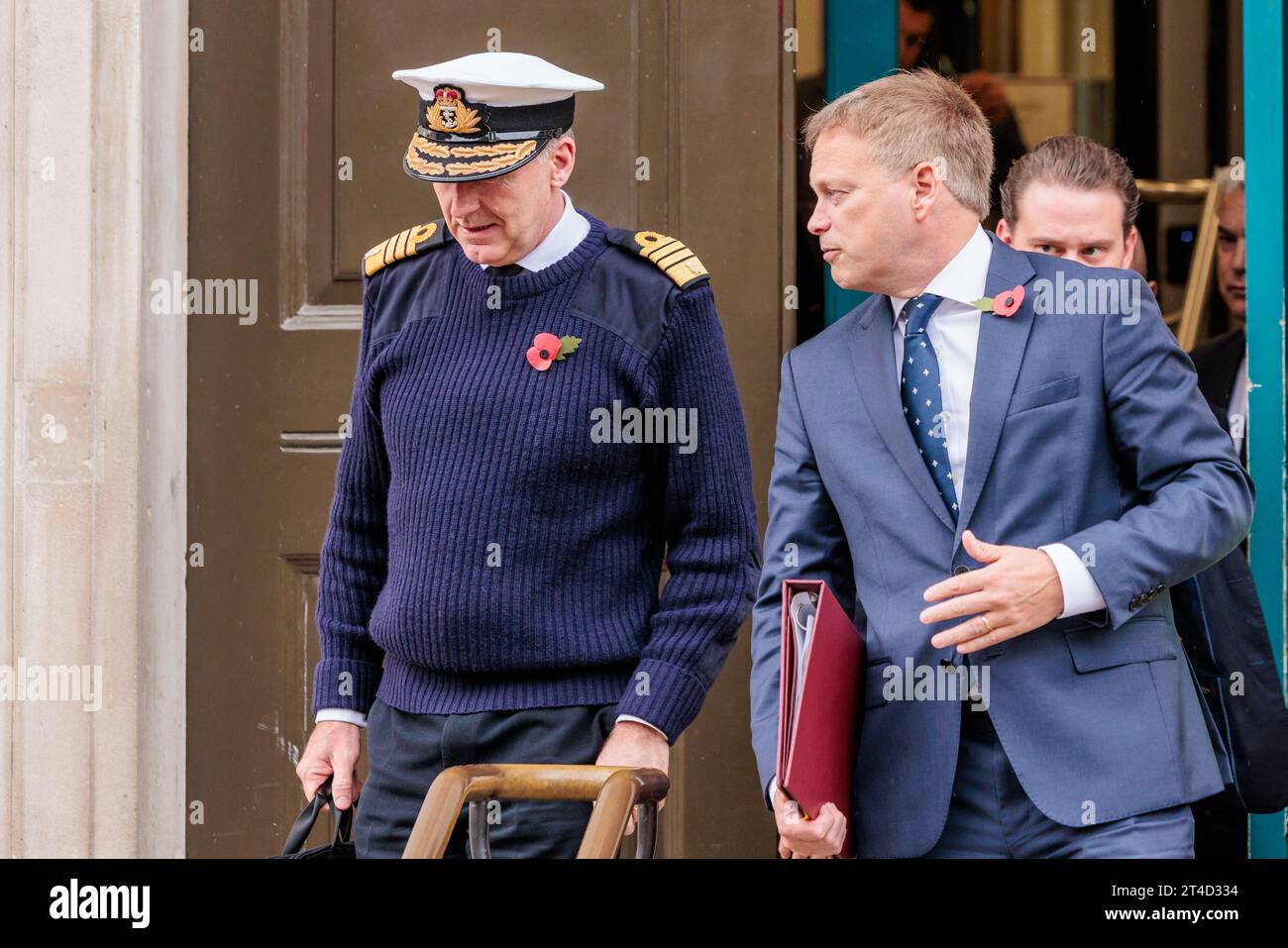 Kabinettbüro, London, Großbritannien. 30. Oktober 2023. Admiral Sir Tony Radakin KCB ADC, Chief of the Defence Staff und Grant Shapps Abgeordneter, Secretary of State for Defence, verlässt das Kabinettsbüro nach einem Notfall-Cobra-Treffen mit dem britischen Premierminister Rishi Sunak, Polizei und Beamten der nationalen Sicherheit. Foto: Amanda Rose/Alamy Live News Stockfoto