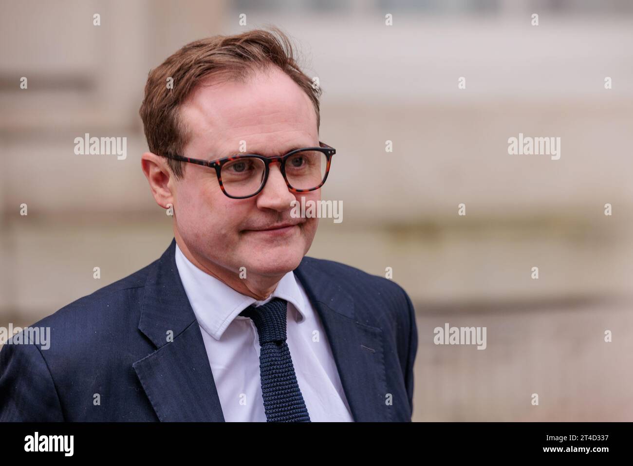 Kabinettbüro, London, Großbritannien. 30. Oktober 2023. Tom Tugendhat MBE Abgeordneter, Staatsminister (Minister für Sicherheit) im Innenministerium, verlässt das Kabinettbüro nach einem Notfall-Cobra-Treffen mit dem britischen Premierminister Rishi Sunak, der Polizei und nationalen Sicherheitsbeamten. Foto: Amanda Rose/Alamy Live News Stockfoto