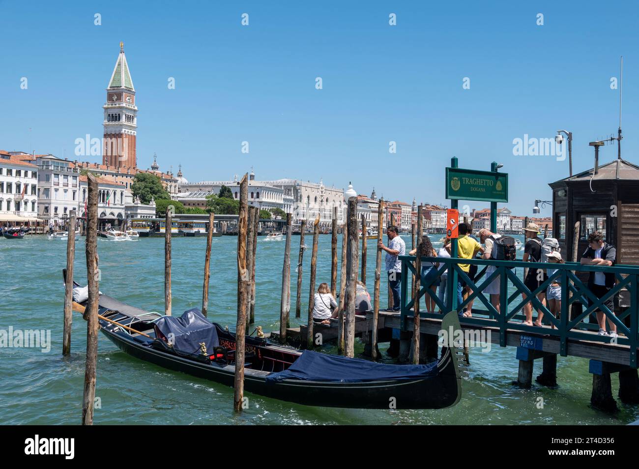 Skyline von Venedig und der 99 m hohe Campanile di San Marco (Markusdom/Glockenturm) von der Basilika di Santa Maria della Salute (Kirche von Stockfoto