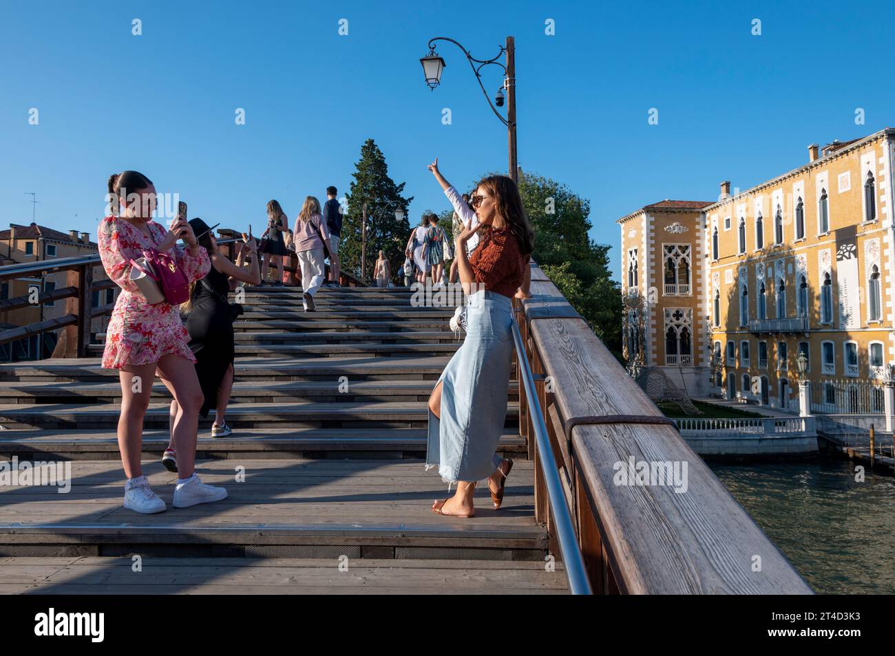 Selfies zu machen scheint ein beliebter Zeitvertreib zu sein, besonders bei jungen Touristen in Venedig in der venezianischen Region Norditalien. Stockfoto