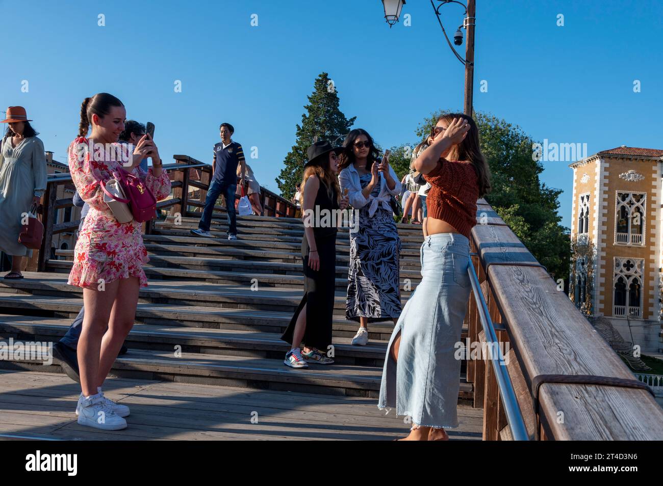 Selfies zu machen scheint ein beliebter Zeitvertreib zu sein, besonders bei jungen Touristen in Venedig in der venezianischen Region Norditalien. Stockfoto