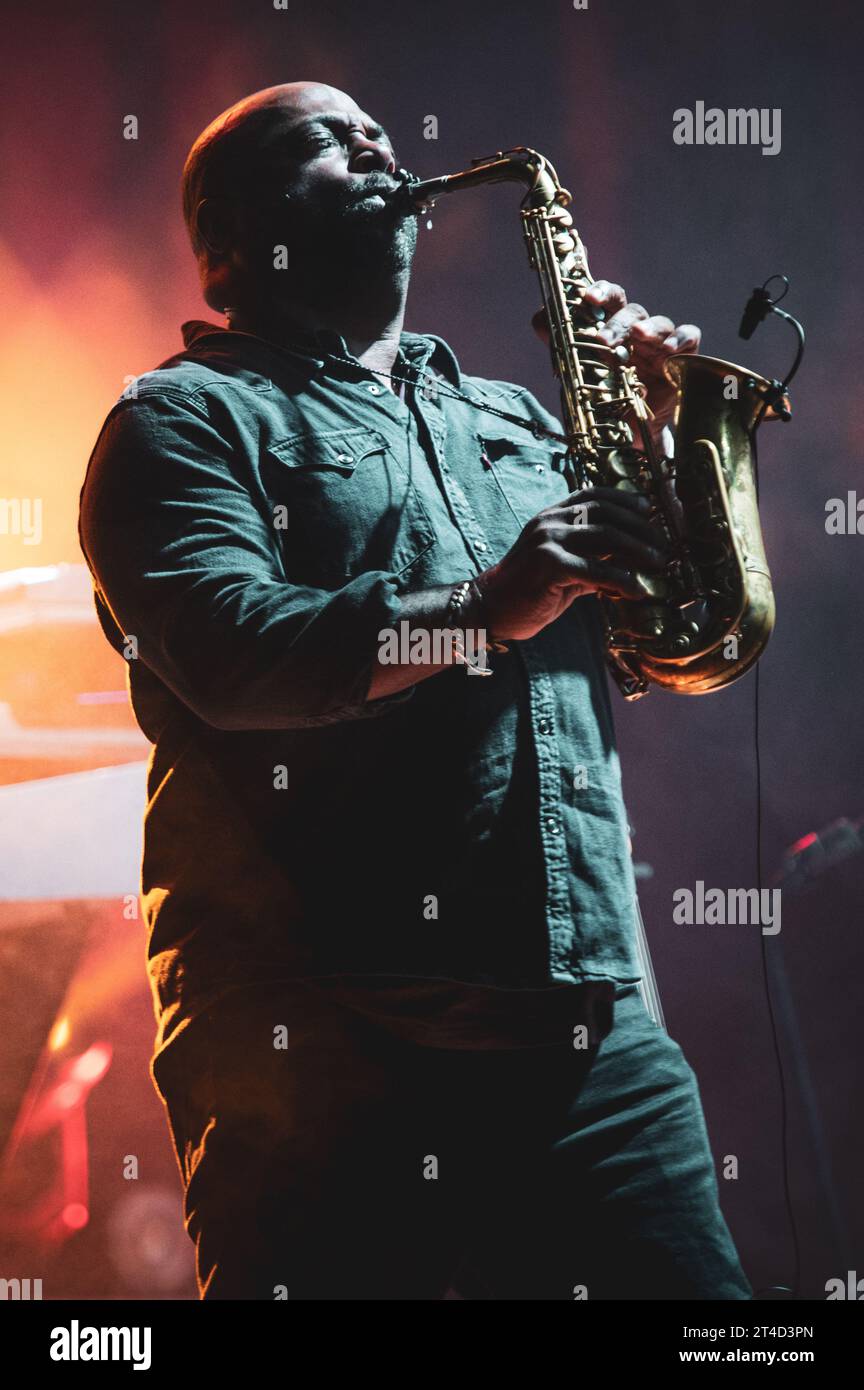 ITALIEN, TURIN, 29. OKTOBER: Der Saxophonist Donald Hayes tritt live auf der Bühne in Turin auf, während der US-amerikanischen Jazz-/Fusion-Bassist Marcus Miller Europa-Tour 2023. Stockfoto