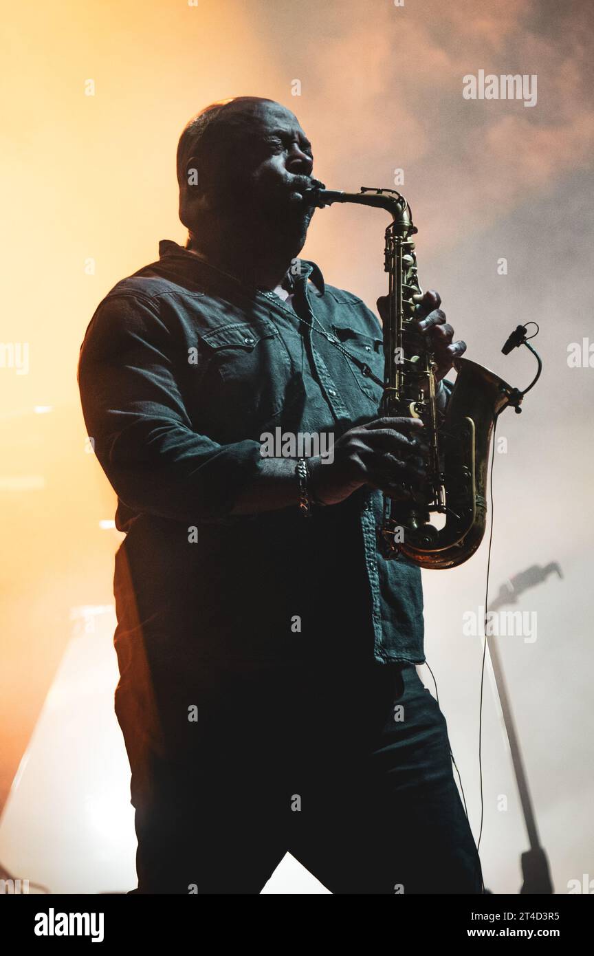 ITALIEN, TURIN, 29. OKTOBER: Der Saxophonist Donald Hayes tritt live auf der Bühne in Turin auf, während der US-amerikanischen Jazz-/Fusion-Bassist Marcus Miller Europa-Tour 2023. Stockfoto