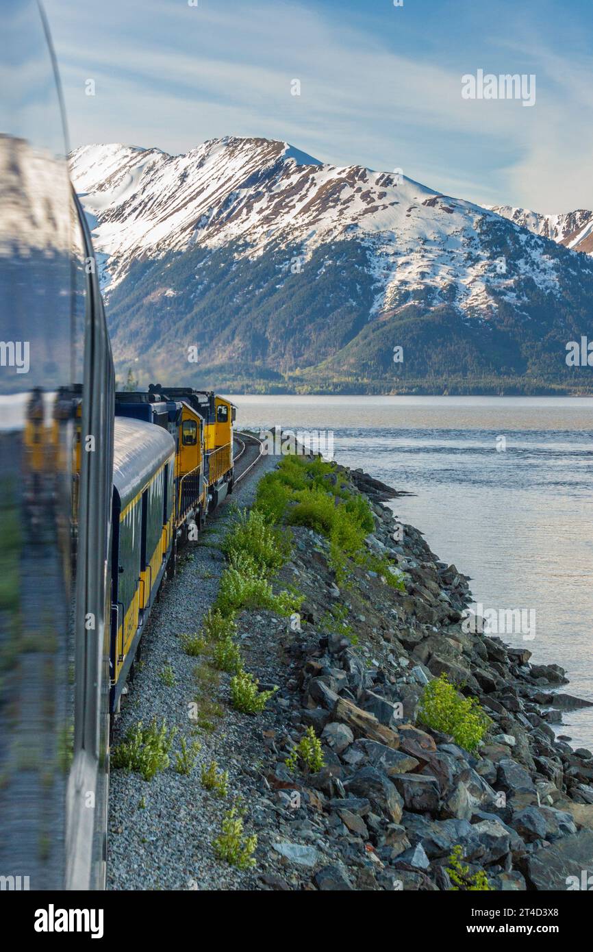 Die unglaubliche Zugfahrt der Alaska Railroad durch die riesigen Nationalwälder, die Chugach Mountains und die Kenai Mountains. Stockfoto