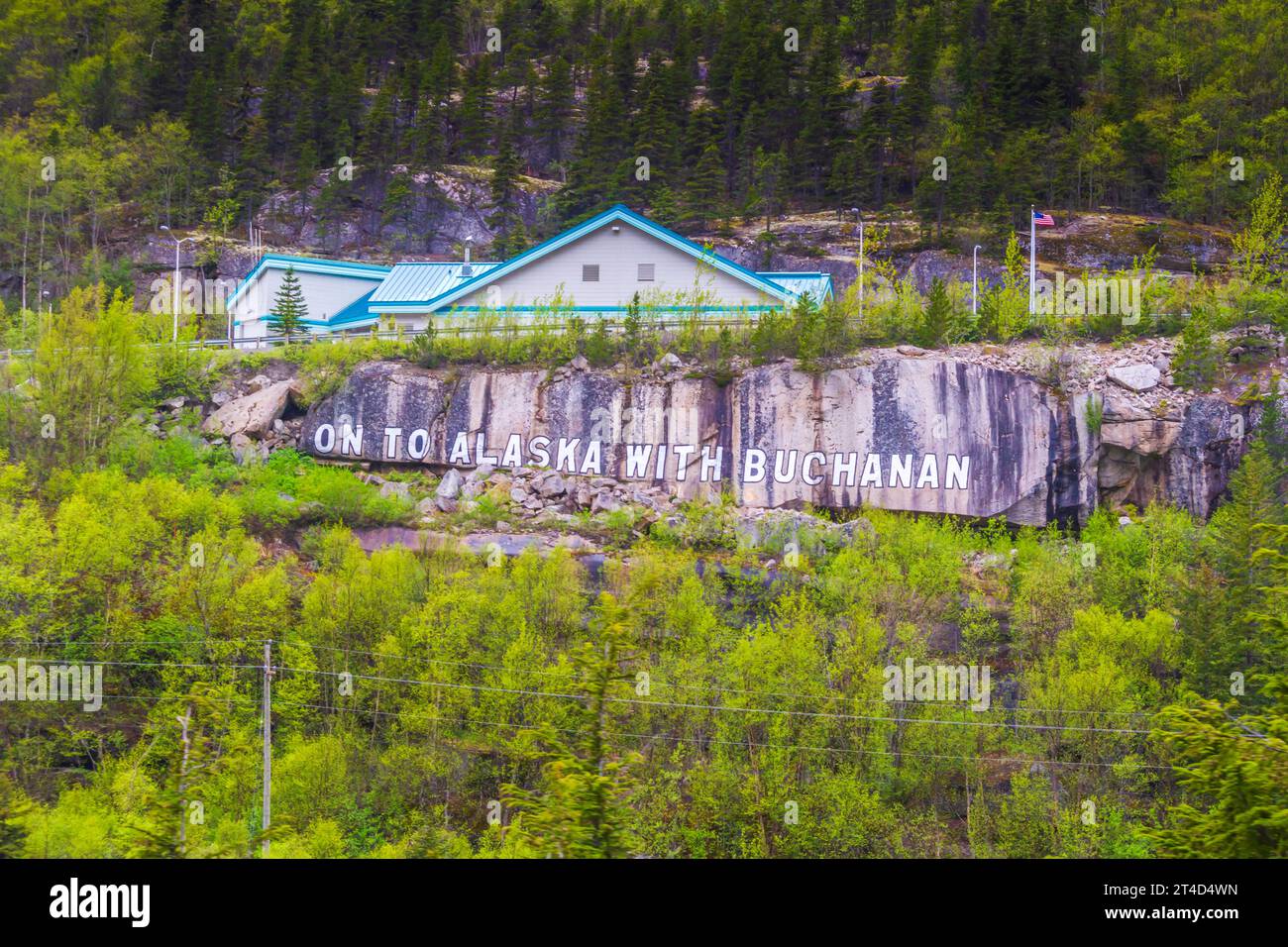 Der Slogan „On to Alaska with Buchanan“ wurde um 1920 von der Buchanan Boys Tour Group auf diesen Felsen gemalt. Stockfoto