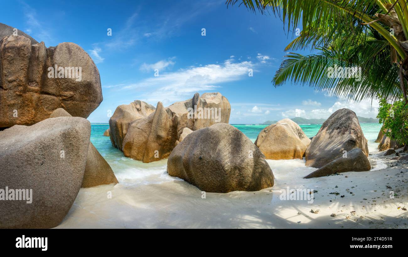 Granitfelsen und Palmen am malerischen tropischen Sandstrand Anse Source d'Argent, La Digue Island, Seychellen Stockfoto