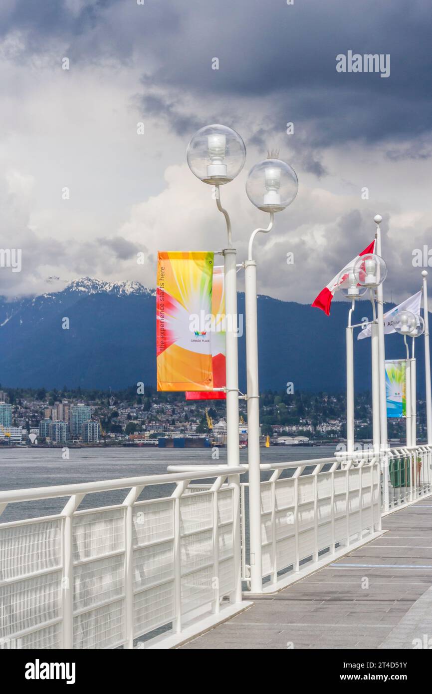 Canada Place, ein wunderschöner Kreuzfahrtterminal und Kunst- und Unterhaltungskomplex, gelegen am Hafen von Vancouver in der Innenstadt von Vancouver. Stockfoto