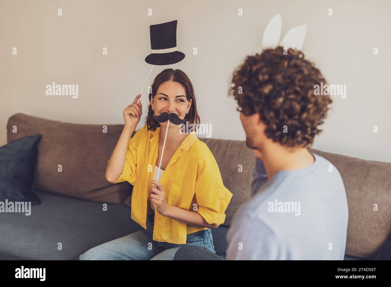 Porträt des jungen glücklichen Paares zu Hause. Sie haben Spaß. Stockfoto