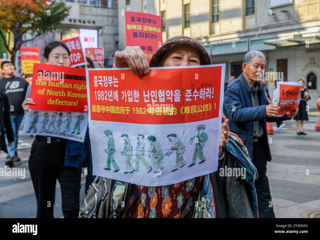 Südkoreanische Aktivisten und nordkoreanische Überläufer halten während eines Protestes in der Nähe der chinesischen Botschaft in Seoul Plakate, die ein Ende der Rückführung nordkoreanischer Überläufer aus China fordern. Menschenrechtsorganisationen behaupteten Anfang Oktober, dass China etwa 600 nordkoreanische Überläufer, die in seinen nordöstlichen Regionen festgenommen wurden, gewaltsam in den Norden zurückschickte. Seoul hat bestätigt, dass die Rückführung stattgefunden hat, ohne die Zahl der Rückkehrer anzugeben. Zehntausende nordkoreanischer Überläufer sollen sich in China versteckt haben, in der Hoffnung, in den Südosten zu reisen Stockfoto