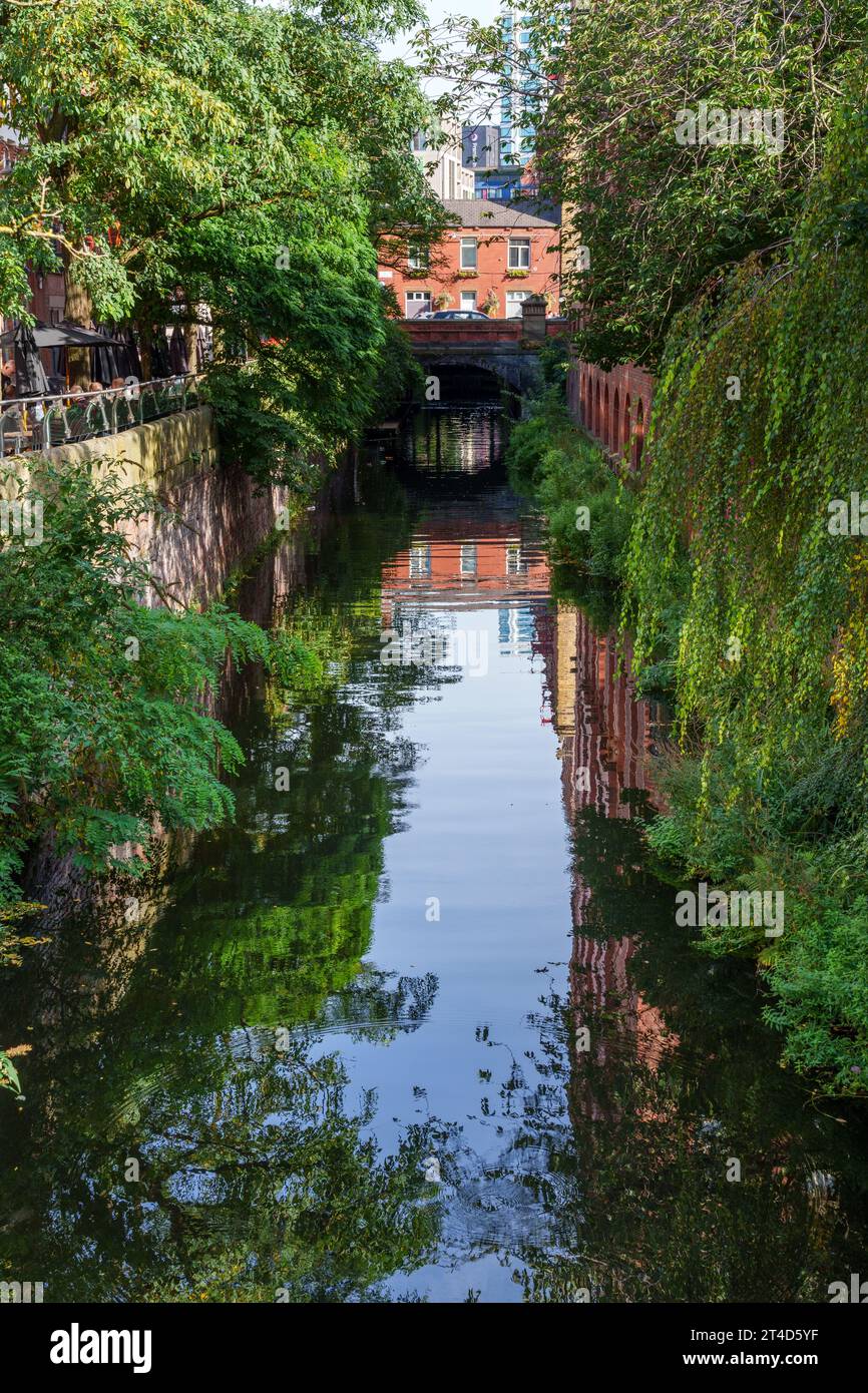 Der Rochdale Kanal verläuft entlang der Canal Street in Manchesters Schwulendorf. Stockfoto
