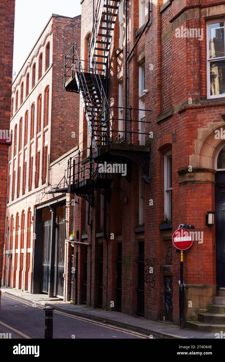 Externe Metallfeuerentsorgung an der Seite eines Gebäudes im nördlichen Viertel von Manchester Stockfoto
