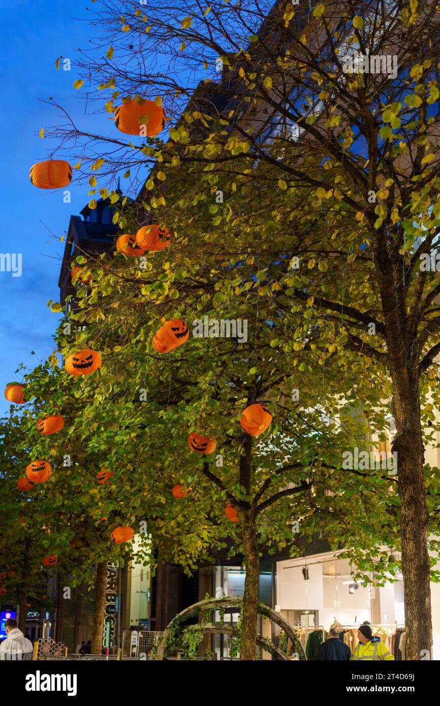 Aufblasbare Monster zieren öffentliche Gebäude im Stadtzentrum von Manchester im Rahmen des halloween-Festivals Stockfoto
