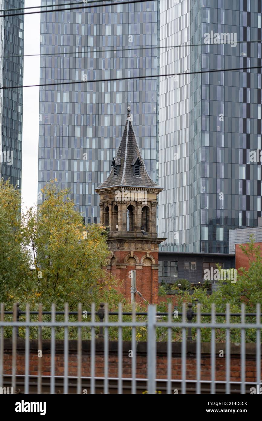 Alte und neue Gebäude in Deansgate im Stadtzentrum von Manchester Stockfoto