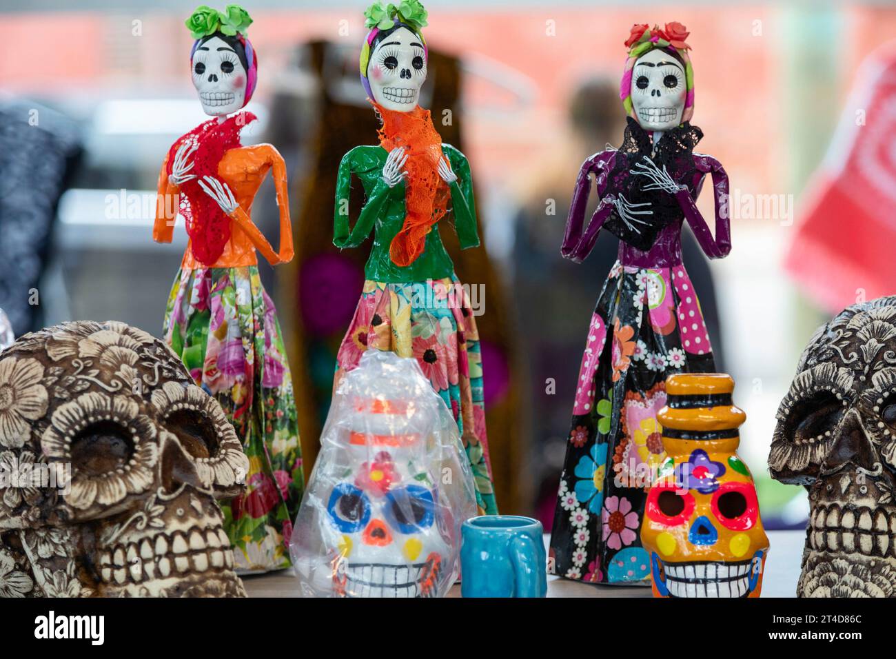 Detroit, Michigan – Artikel, die im Valade Park am Detroit Riverfront bei der Day of the Dead-Feier angeboten werden. Stockfoto