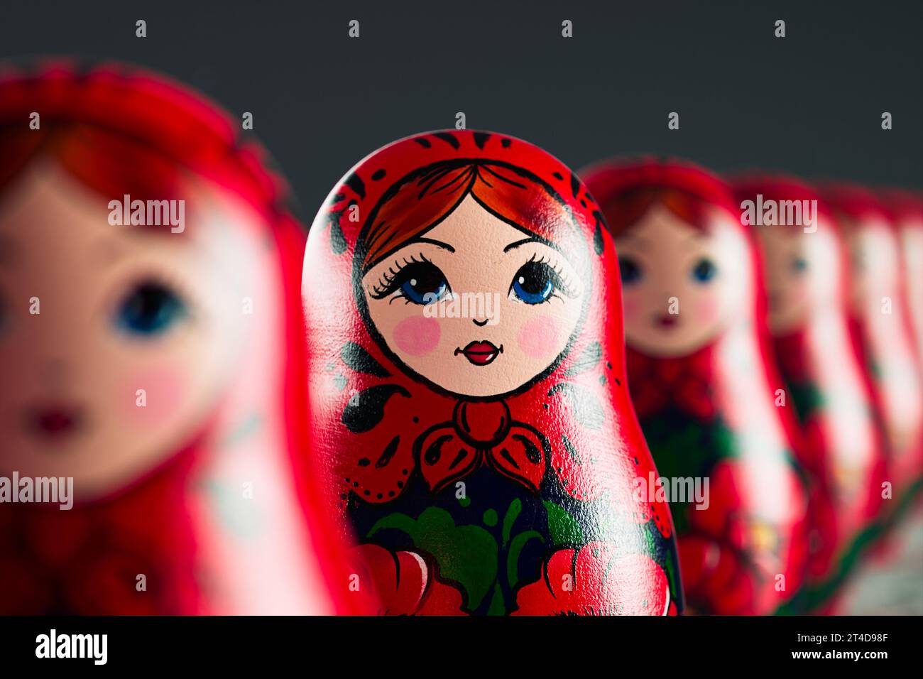 Wunderschöne handgemachte Matryoshka-Puppen hintereinander. Eine unendliche Anzahl von Babushkas, die nacheinander platziert werden. Traditionelles russisches Holzspielzeug. Art so Stockfoto