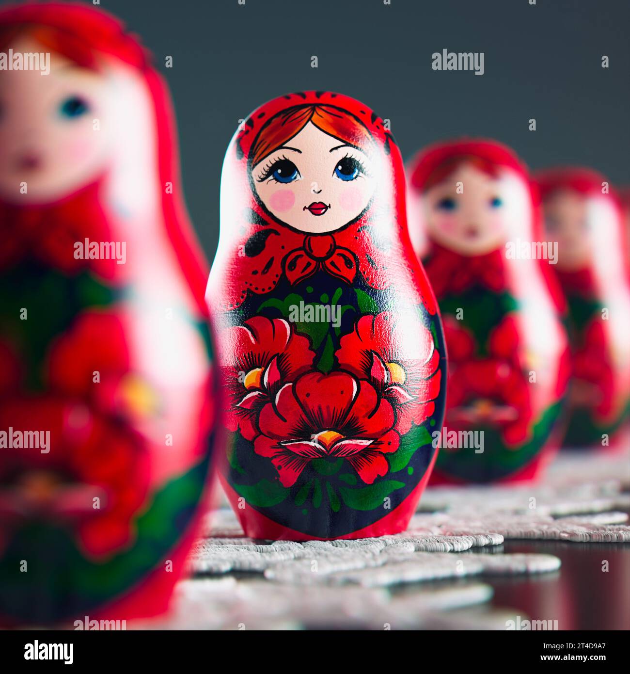 Wunderschöne handgemachte Matryoshka-Puppen hintereinander. Eine unendliche Anzahl von Babushkas, die nacheinander platziert werden. Traditionelles russisches Holzspielzeug. Art so Stockfoto