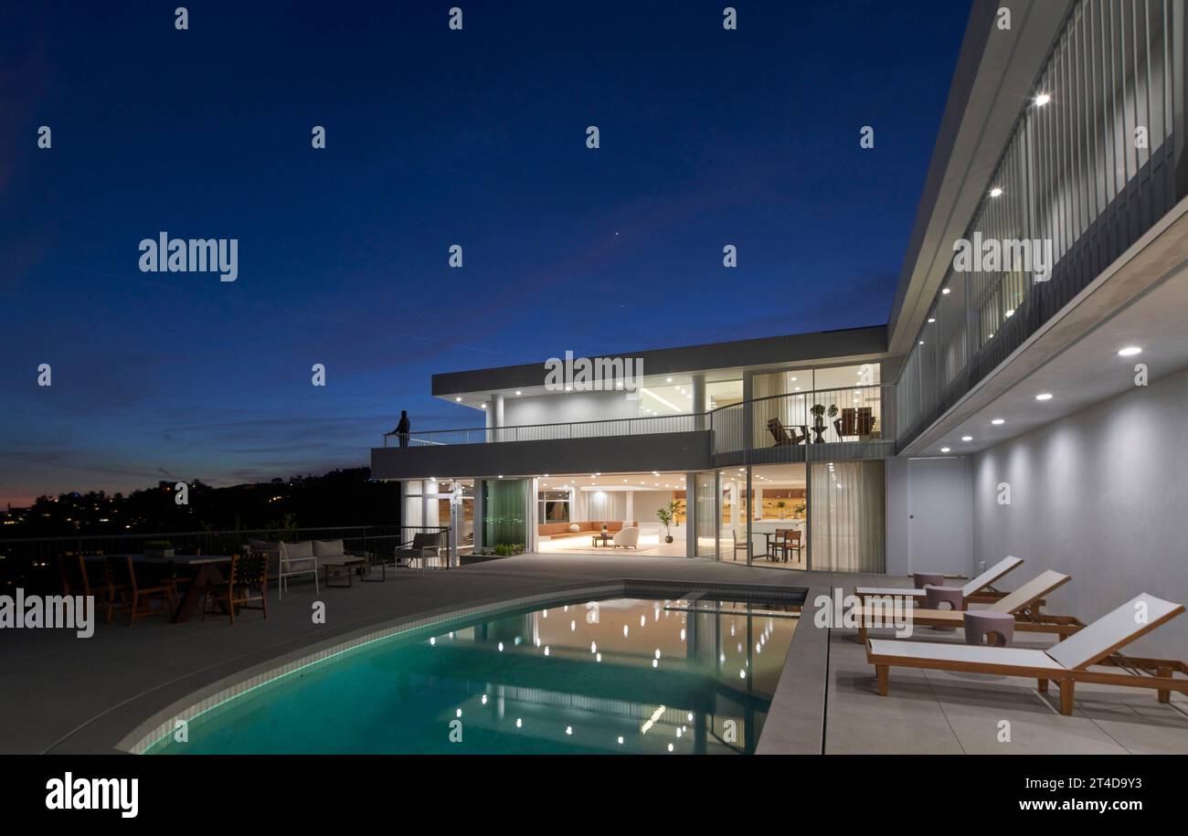 Blick auf den Pool in der Abenddämmerung. Oceanus House, Los Angeles, Usa. Architekt: Pierre De Angelis, 2023. Stockfoto