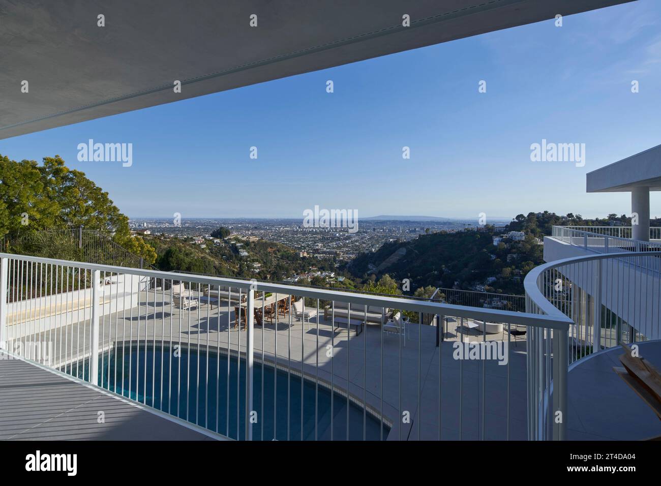 Blick vom Balkon. Oceanus House, Los Angeles, Usa. Architekt: Pierre De Angelis, 2023. Stockfoto