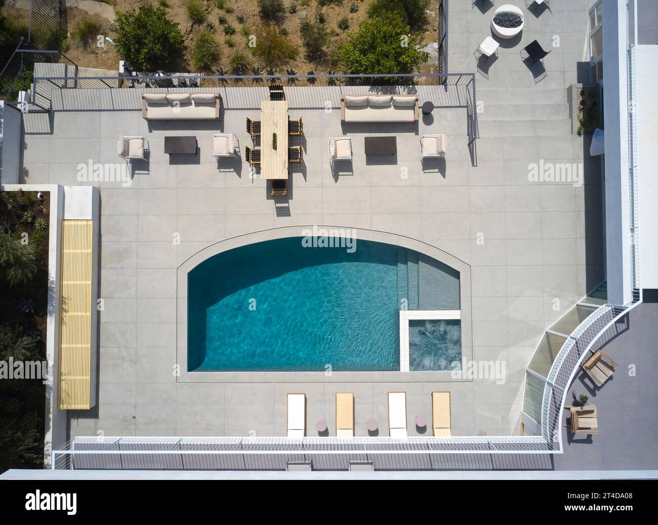 Blick auf den Pool - von oben. Oceanus House, Los Angeles, Usa. Architekt: Pierre De Angelis, 2023. Stockfoto