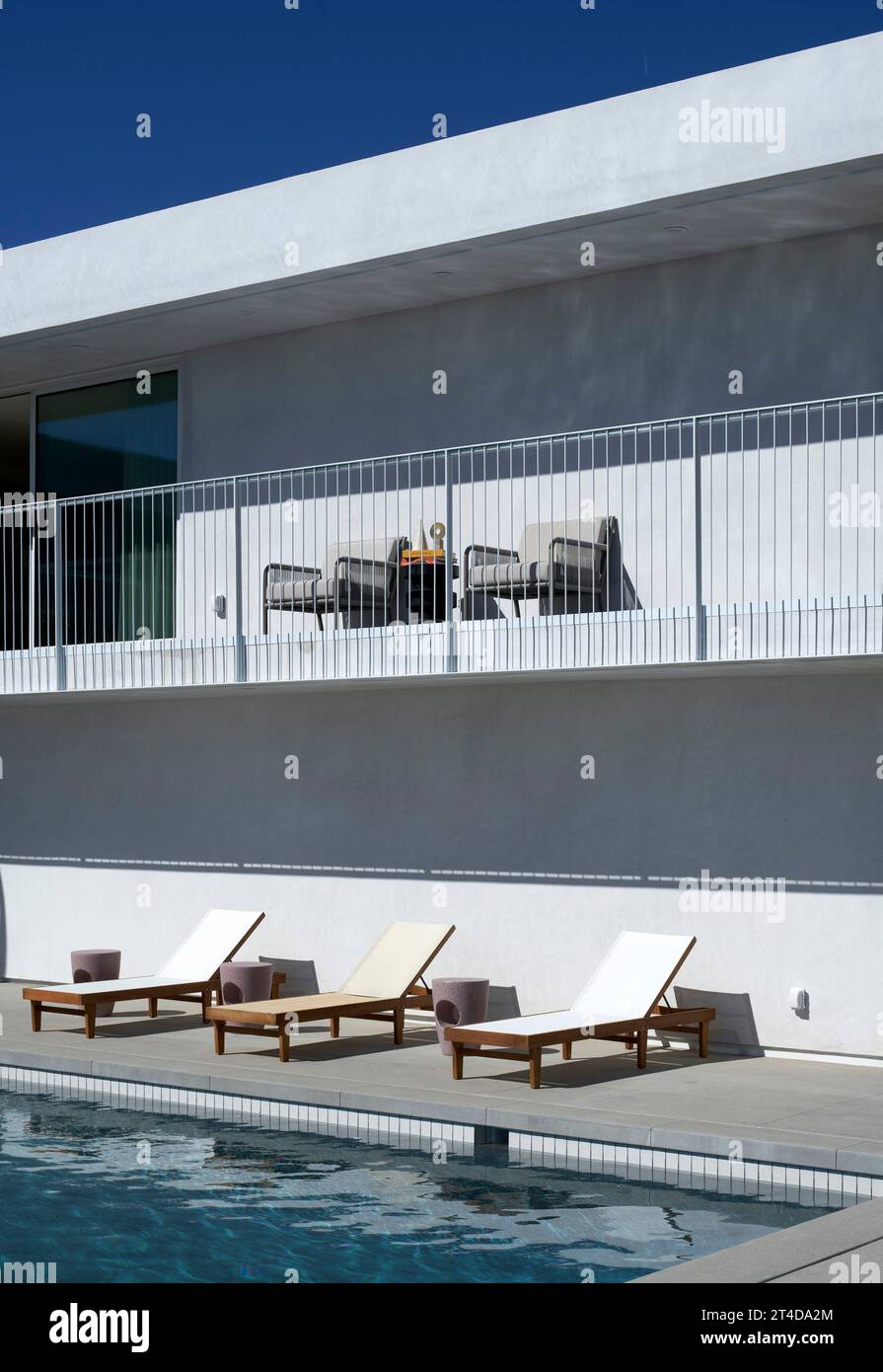 Blick auf den Pool. Oceanus House, Los Angeles, Usa. Architekt: Pierre De Angelis, 2023. Stockfoto