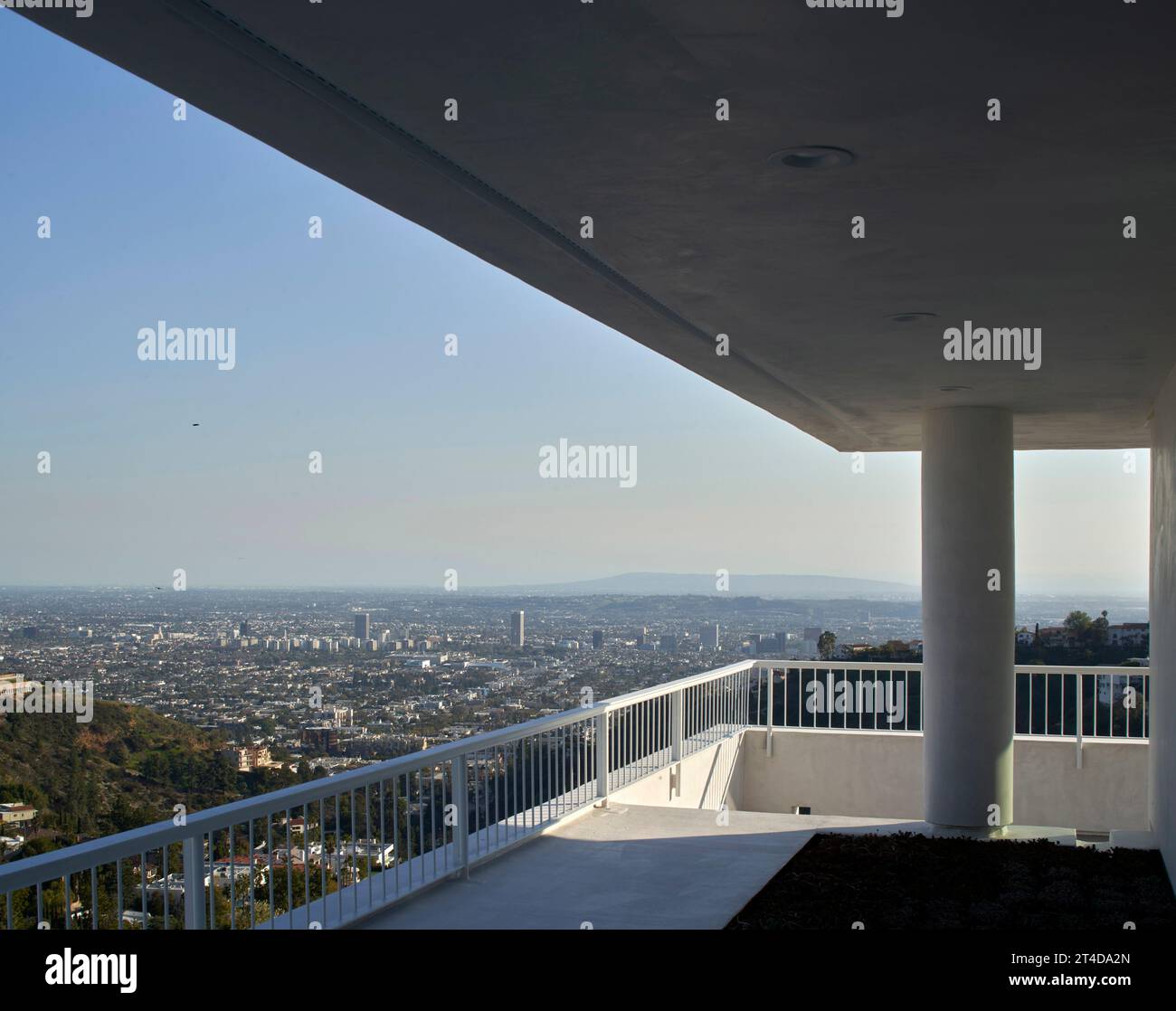 Blick vom oberen Balkon. Oceanus House, Los Angeles, Usa. Architekt: Pierre De Angelis, 2023. Stockfoto