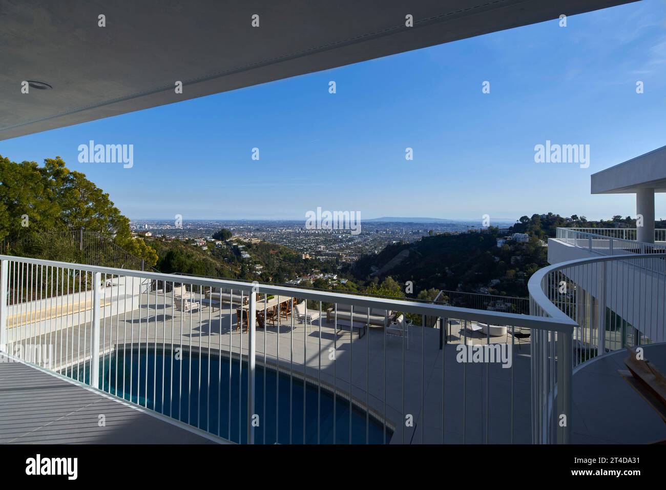 Blick vom oberen Balkon. Oceanus House, Los Angeles, Usa. Architekt: Pierre De Angelis, 2023. Stockfoto