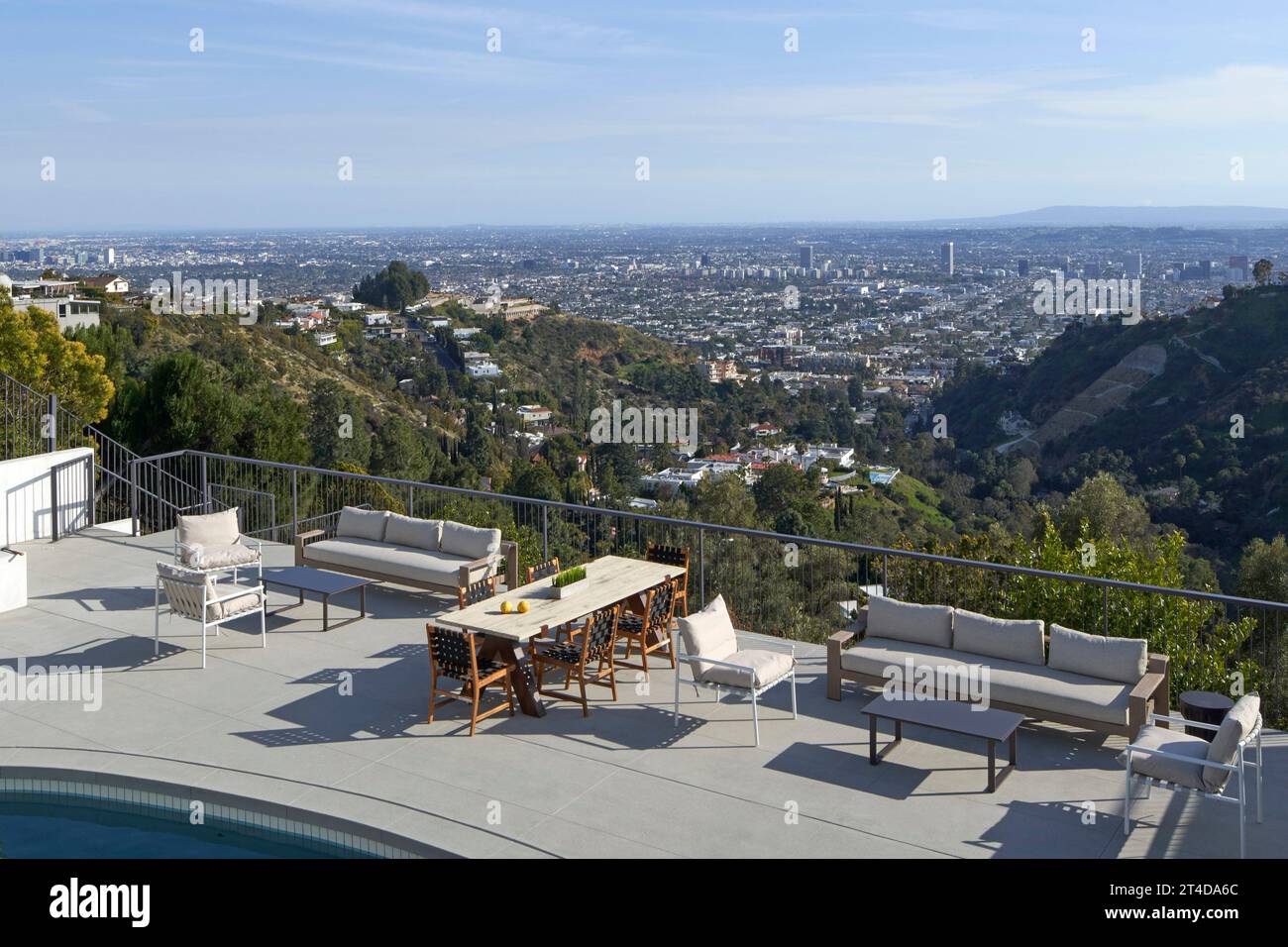 Blick über den Pool in Richtung Los Angeles. Oceanus House, Los Angeles, Usa. Architekt: Pierre De Angelis, 2023. Stockfoto