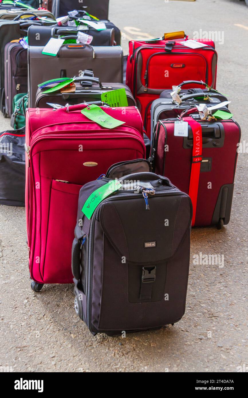 Gepäcktaschen warten auf die Verladung auf der Bustour in Alaska. Stockfoto