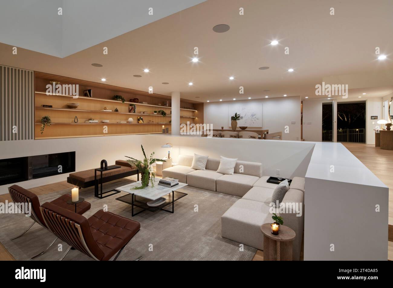 Innenblick - Erdgeschoss. Oceanus House, Los Angeles, Usa. Architekt: Pierre De Angelis, 2023. Stockfoto