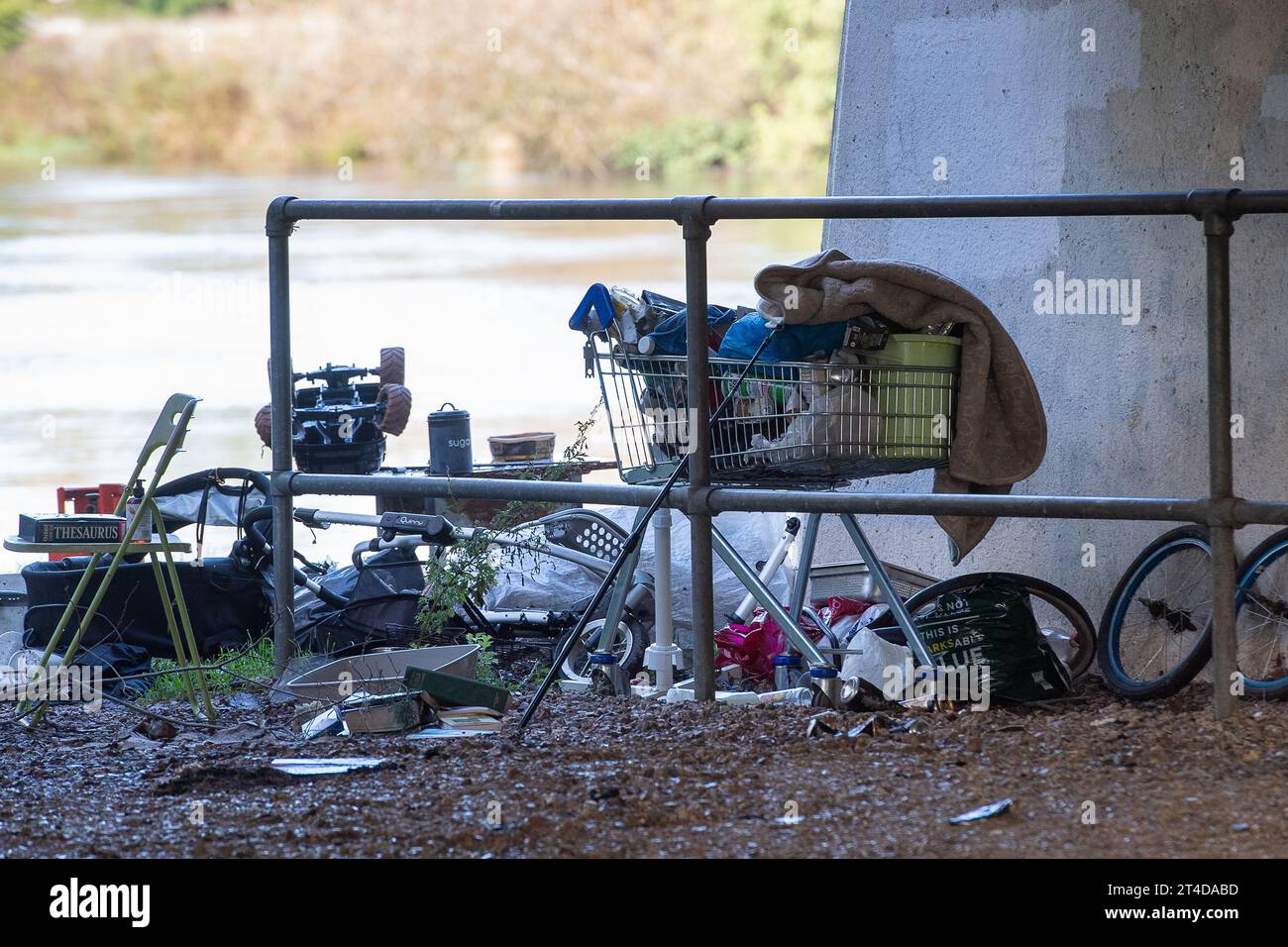 Windsor, Berkshire, Großbritannien. 30. Oktober 2023. Raubschläfer haben in Windsor, Berkshire, an der Themse Lager aufgebaut und leben dort in Zelten. Quelle: DLeLifeZ/Alamy Live News Stockfoto