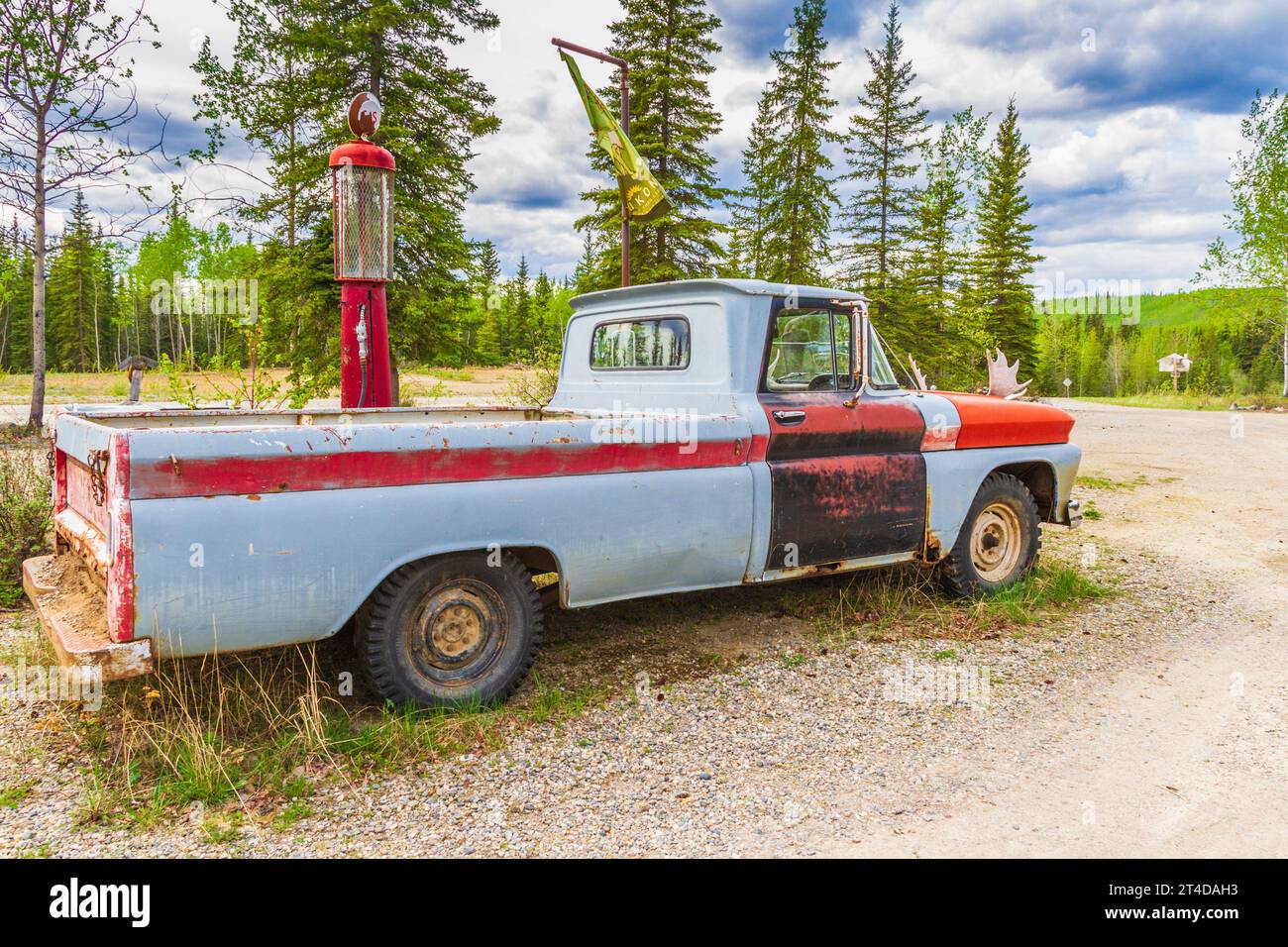 Historischer, antiker Pickup-Truck, Gaspumpe und Coca Cola Kühler auf dem Gelände der Moose Creek Lodge am North Klondike Highway im Yukon Territory, Stockfoto