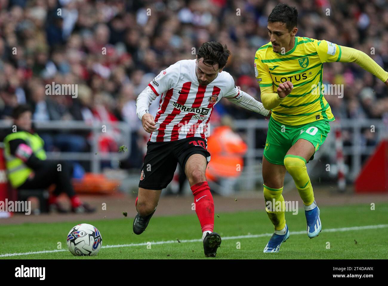 Patrick Roberts von Sunderland Battles Dimitris Giannoulis of Norwich City - Sunderland V Norwich City, Sky Bet Championship, Stadium of Light, Sunderland, Großbritannien - 28. Oktober 2023 nur redaktionelle Verwendung - es gelten Einschränkungen von DataCo Stockfoto