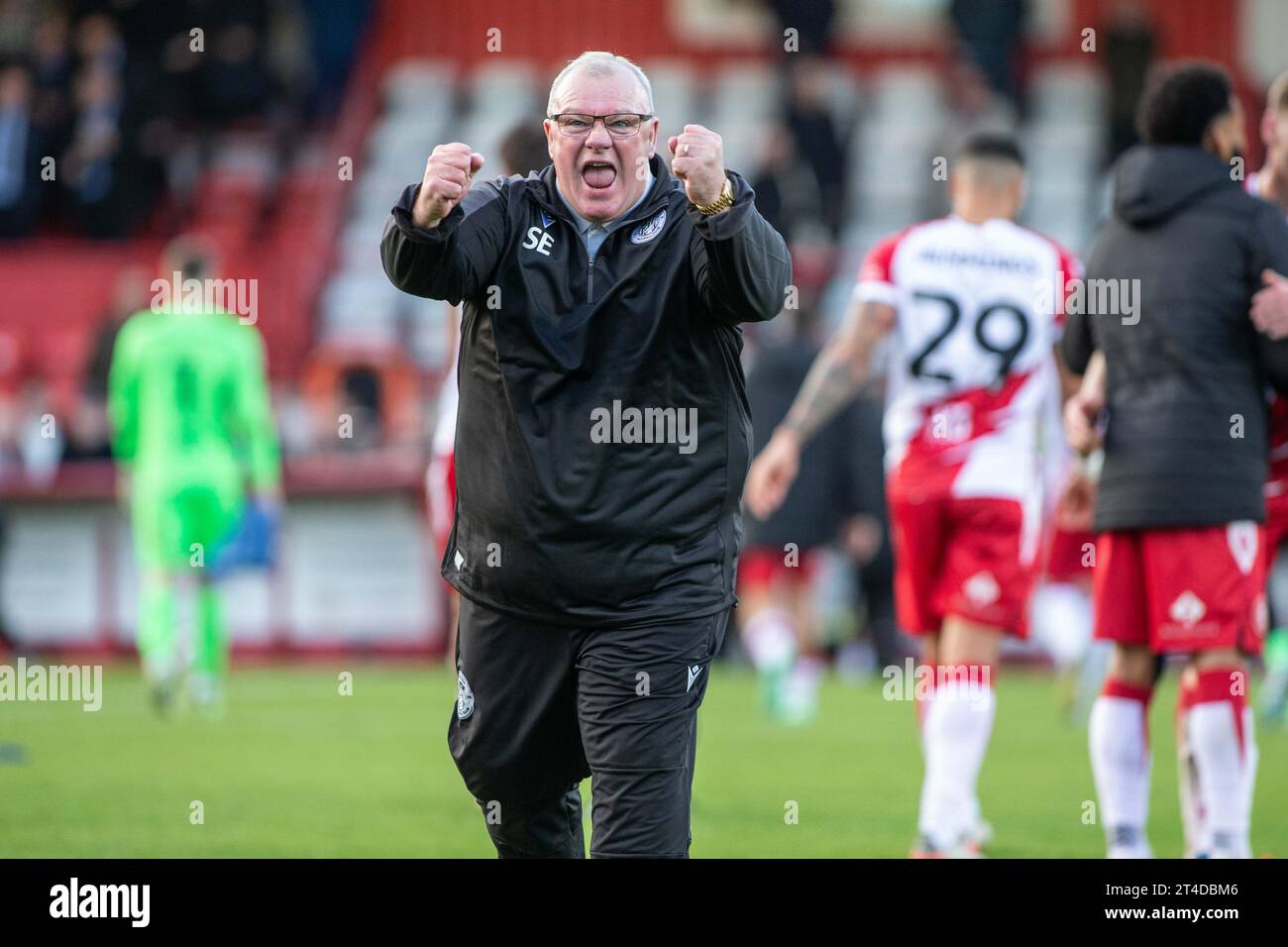 Football-Manager Steve Evans animierte und jubelte nach dem Sieg während des Cheftrainers des Stevenage Football Club Stockfoto