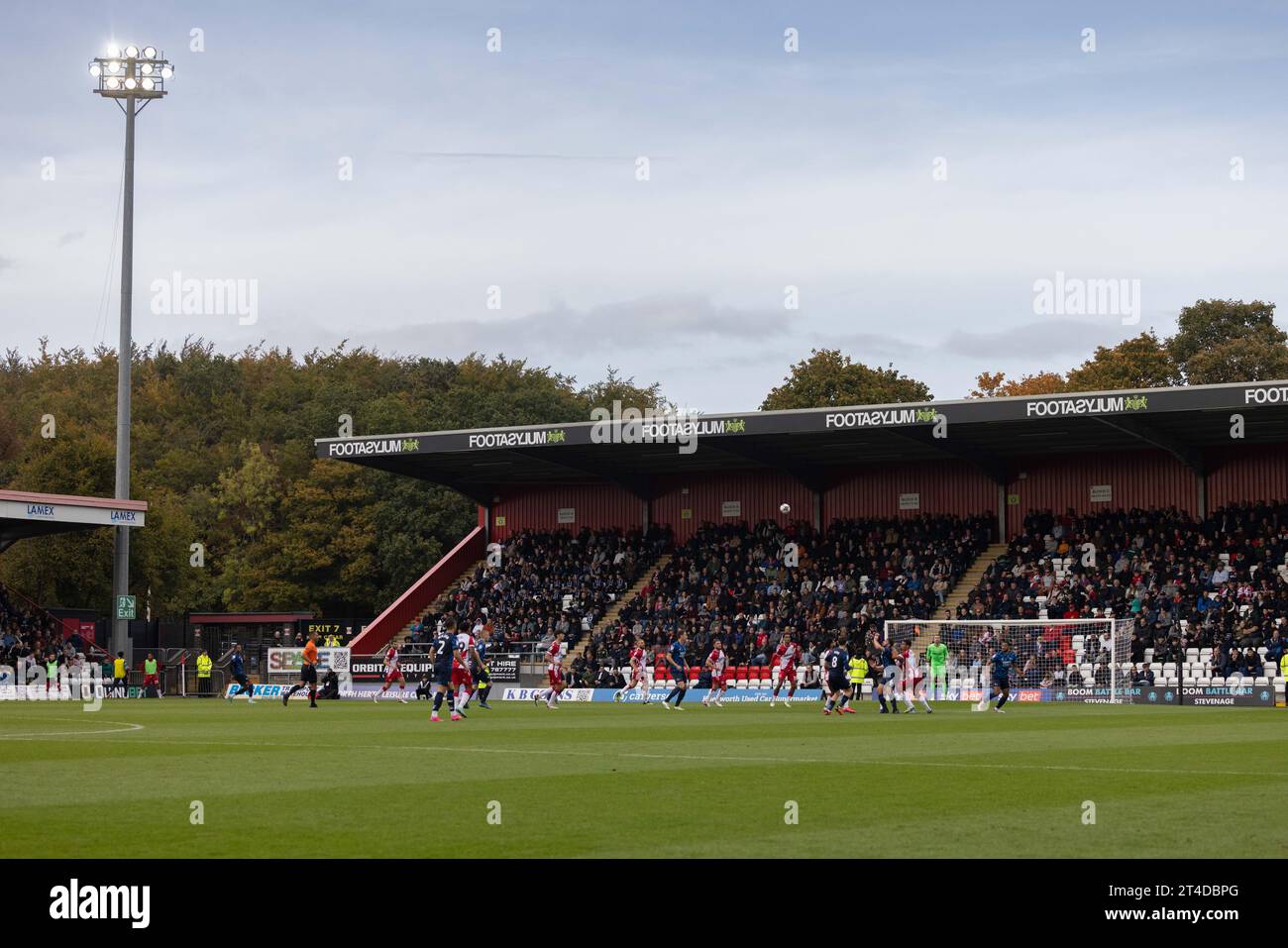 Allgemeiner Blick auf den Nordstand des Stevenage Football Club, das Lamex Stadium während des Spiels mit Fans Stockfoto
