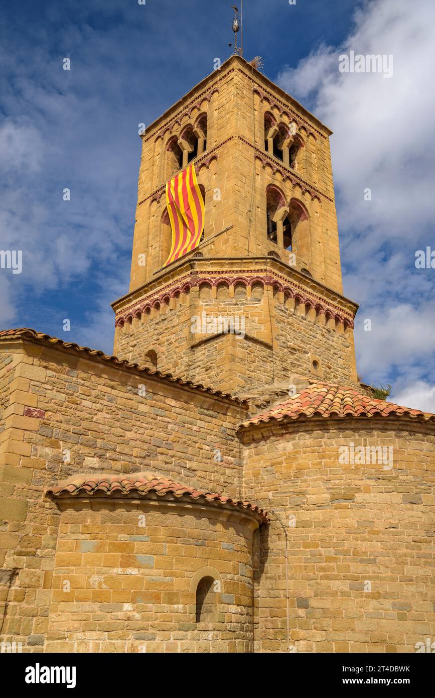 Glockenturm der romanischen Kirche Santa Eugènia de Berga, im Becken La Plana de Vic (Osona, Barcelona, Katalonien, Spanien) Stockfoto