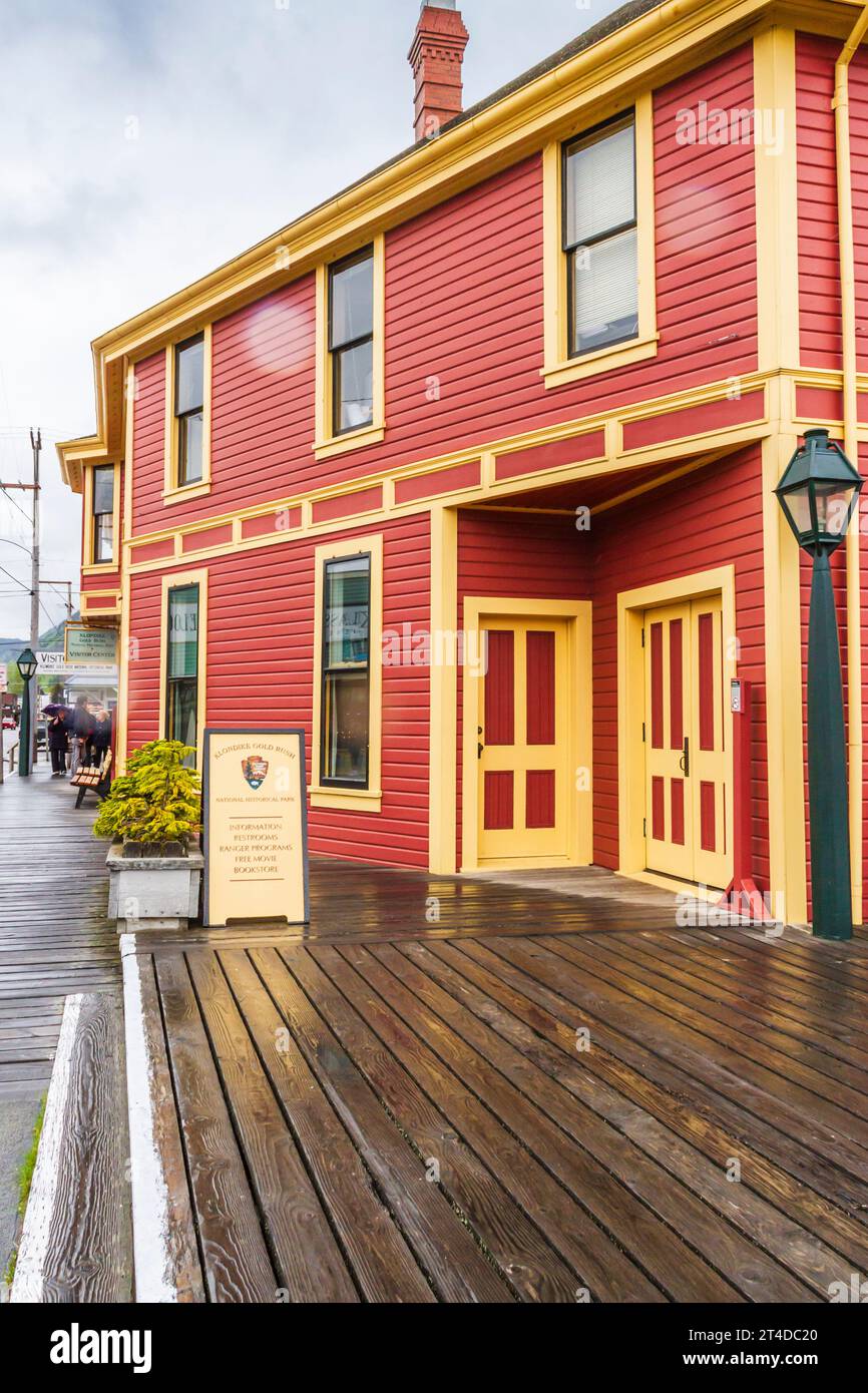 Skagway, Alaska, ist eine reguläre Anlaufstelle für Kreuzfahrtschiffe, die über die Inside Passage nach Alaska reisen. Farbenfrohe historische Stadt. Stockfoto