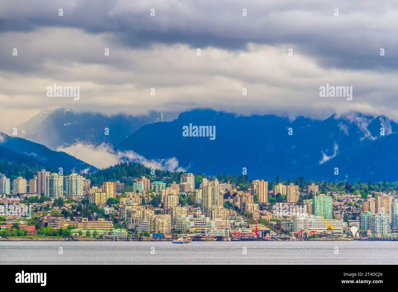 Regensturm über der Skyline von North Shore und Vancouver Harbor, Vancouver, British Columbia, Kanada. Stockfoto
