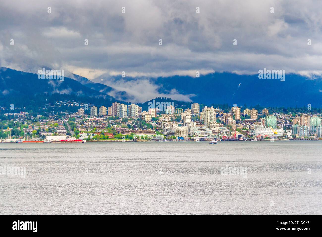 Regensturm über der Skyline von North Shore und Vancouver Harbor, Vancouver, British Columbia, Kanada. Stockfoto